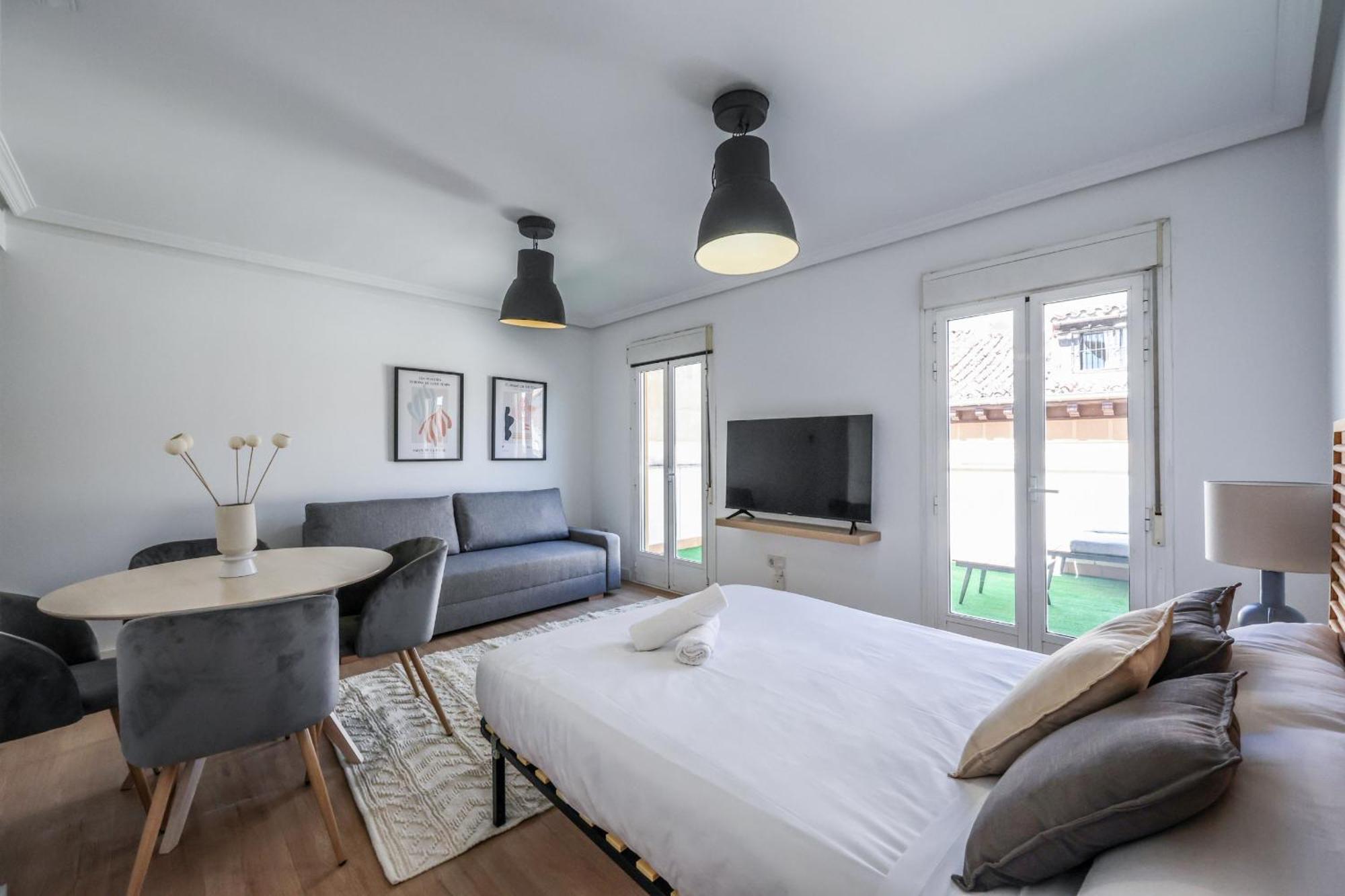 Apartamento Atico Reformado Con Terraza En Tirso De Molina 4 Personas Alquiler Temporal Madri