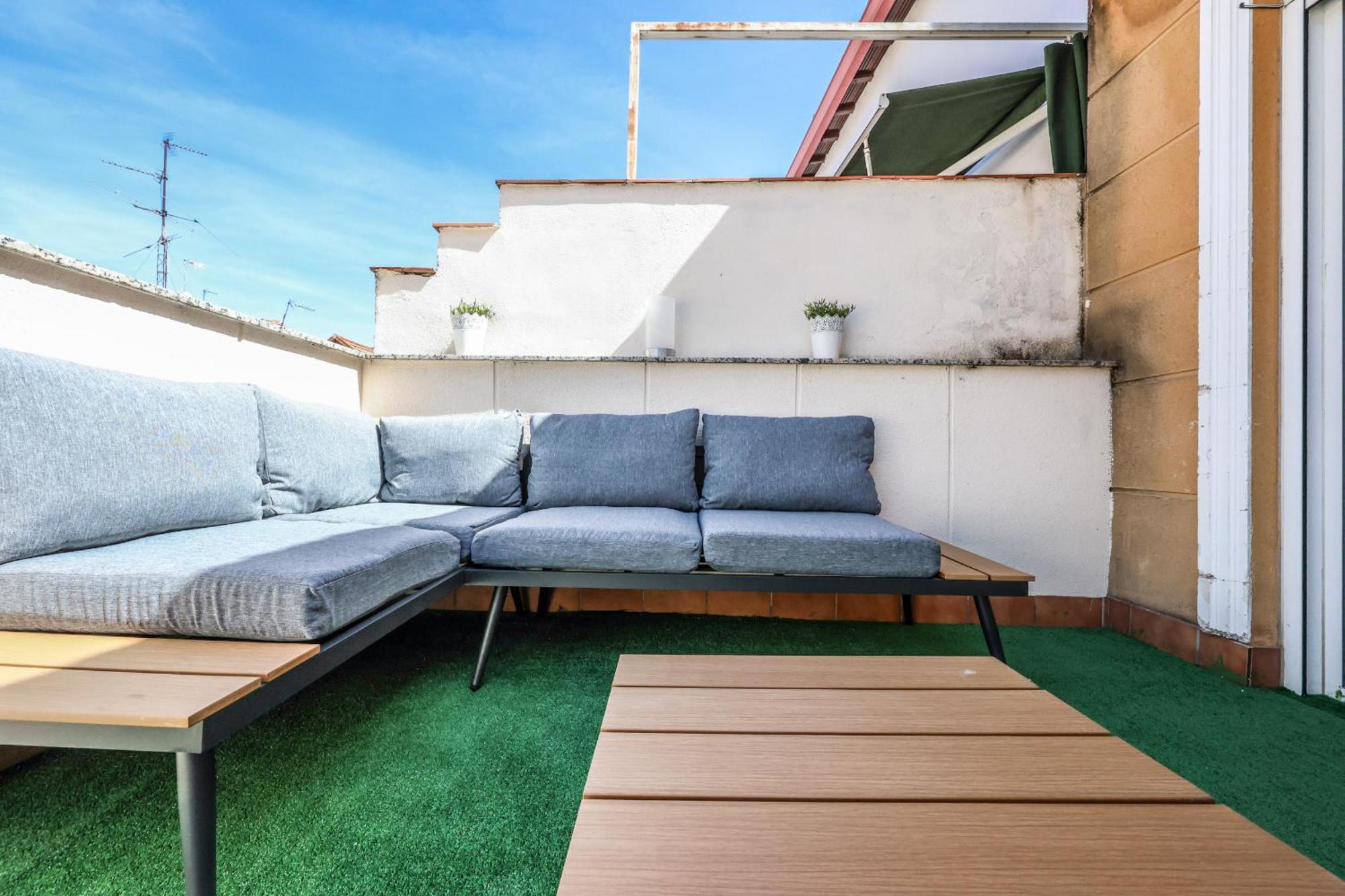 Atico Reformado Con Terraza En Tirso De Molina 4 Personas Alquiler Temporal Apartament