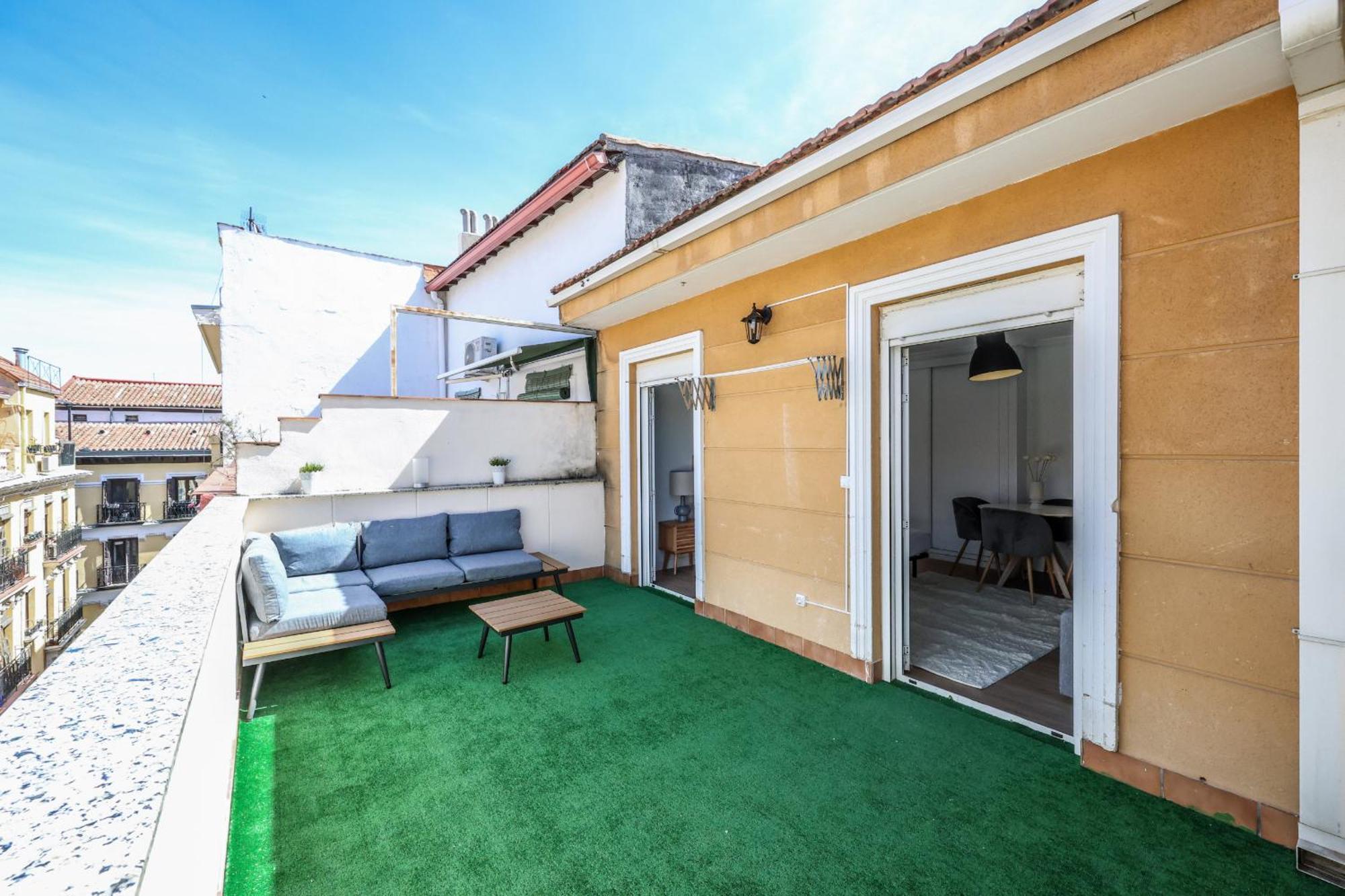 Atico Reformado Con Terraza En Tirso De Molina 4 Personas Alquiler Temporal Apartamento Madri