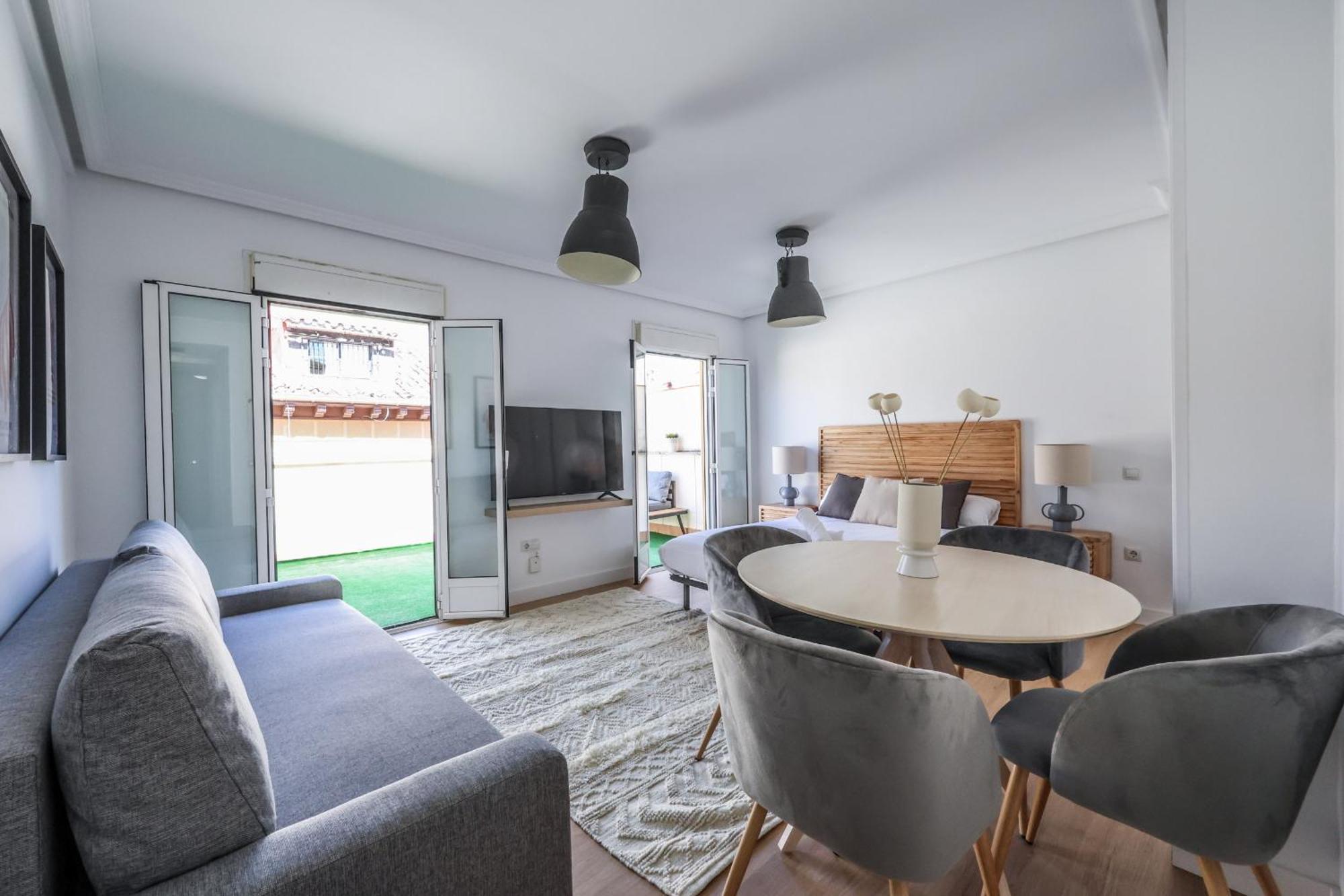 Apartamento Atico Reformado Con Terraza En Tirso De Molina 4 Personas Alquiler Temporal Madri